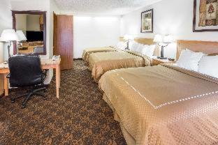 Suite Two Queen Beds One Twin Bed Non-Smoking